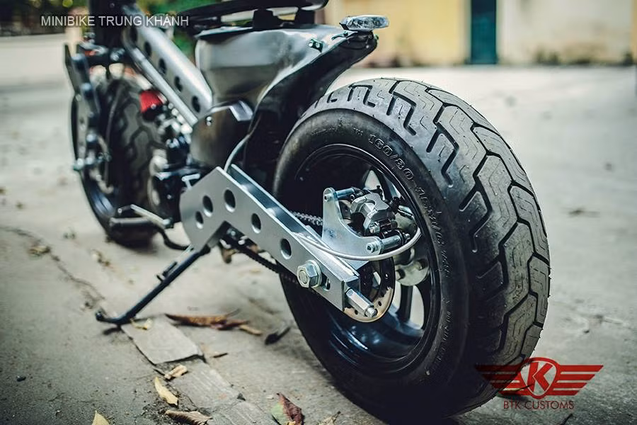 Ở phía sau, chiếc Cub cũng đã được Minibike Trung Khánh "thửa riêng" một bộ gắp đơn cùng giảm xóc sau monoshock. Cả bánh trước và sau của xe đều có lốp bản 160/80, khiến chiếc xe trông "bệ vệ" hơn hẳn.