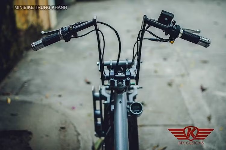 Tương tự như gắp trước, chiếc xe cũng đã có tay lái chế tạo thủ công từ thép chịu lực với ghi-đông làm từ thép chịu lực đục lỗ, phía trên là cùm công tắc rút gọn và cặp tay phanh/côn. Nằm ở bên dưới khung xe là một đồng hồ nhỏ báo tua máy và mức tiêu thụ nhiên liệu.