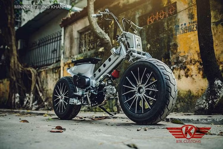 Hiện nay trên Thế giới, những chiếc Honda Super Cub độ "bánh béo" cực lớn đang được rất nhiều dân chơi ưa chuộng. Tại Việt Nam, mới đây nhất xưởng độ Minibike Trung Khánh ở Hà Nội đã tạo ra một bản độ Cub với cặp bánh "khủng" cùng các chi tiết cơ khí chế tạo chính xác, khiến mẫu xe máy phổ thông Honda hoàn toàn "lột xác".