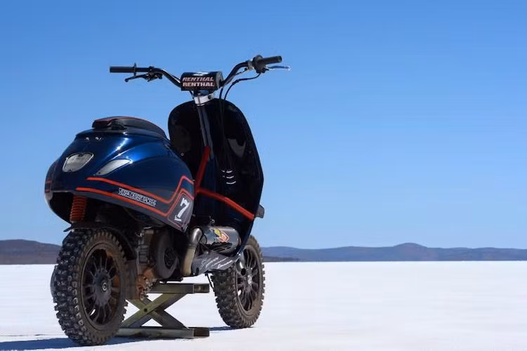 Để bảo vệ và gia cường cho thân xe của Vespa Sprint, một bộ khung thép đã được Supacustom đặt ở khu vực sàn để chân và chạy quanh thân. Cuối cùng, bộ yên nguyên bản của xe cũng đã được tối giản lại, chỉ còn là một chiếc yên bằng mút xốp với chiều ngang cực hẹp.