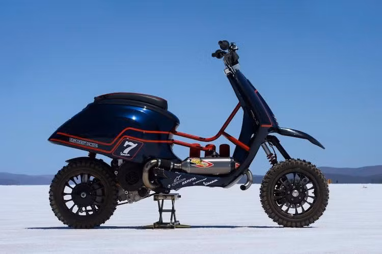 Để khiến Vespa Sprint có thể dễ dàng băng qua những bãi đá và sa mạc, hệ thống giảm xóc của xe đã được thay bằng cặp phuộc nén khí nitơ của Bitubo với khoảng hành trình lớn hơn 3 inch (7,62 cm) so với phuộc nguyên bản. Bộ mâm nguyên bản đường kính 12 inch của xe được tái sử dụng, nhưng sử dụng lốp gai địa hình.