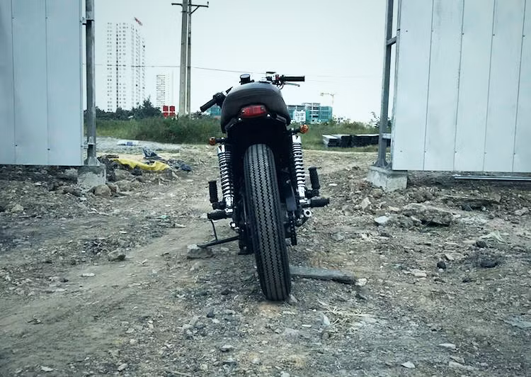 Vốn có kiểu dáng cổ điển nhã nhặn, chiếc môtô Triumph Bonneville đã trở nên đầy "nổi loạn" và cực "ngầu" khi được xưởng độ xe môtô Tự Thanh Đa tại Sài Gòn "chế cháo" lại một cách đầy ngẫu hứng.