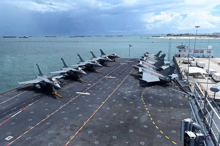 Chiếc Charles de Gaulle có thiết kế khí động học tương tự tàu sân bay lớp Nimitz nhưng ngắn hơn và lượng giãn nước thấp hơn với chiều dài 261,5 m; chiều rộng 64,36 m; mớn nước 9,34 m; lượng giãn nước đầy tải 42.000 tấn.