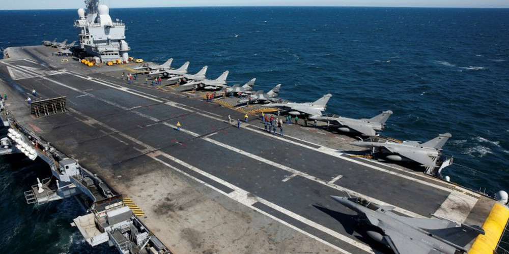 Tàu được trang bị hệ thống phóng hơi nước Type C13 của Mỹ, đường băng dài 195 m, tần suất phóng máy bay 1 chiếc/phút, phần đường băng được kéo dài thêm khoảng 4,4 m để máy bay AWACS E-2C Hawkeye có thể cất hạ cánh.