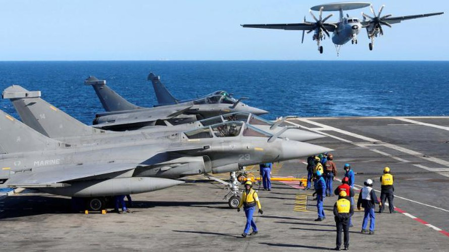 Charles de Gaulle hiện là tàu sân bay chạy bằng năng lượng hạt nhân duy nhất trên thế giới không thuộc hải quân Mỹ. Tàu được khởi đóng ngày 3/2/1986, hạ thủy ngày 14/4/1989 và chính thức vào biên chế hải quân Pháp ngày 18/5/2001.