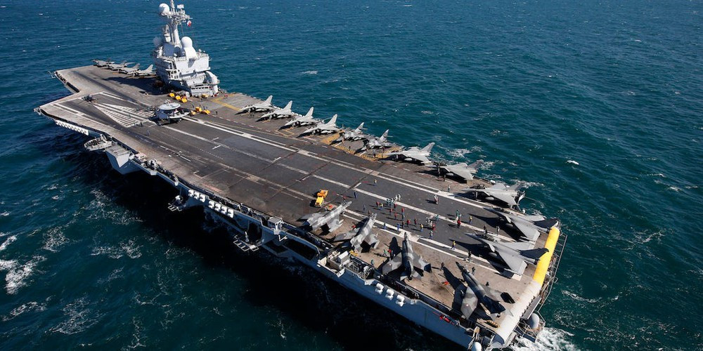 Ngoài ra, tàu còn có hệ thống phòng vệ khá mạnh với 32 tên lửa hạm đối không Aster-15 tầm bắn 30 km, 12 tên lửa vác vai Mistral và 8 pháo tự động cỡ 20 mm.