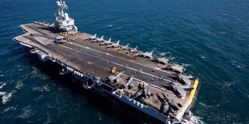 Ngoài ra, tàu còn có hệ thống phòng vệ khá mạnh với 32 tên lửa hạm đối không Aster-15 tầm bắn 30 km, 12 tên lửa vác vai Mistral và 8 pháo tự động cỡ 20 mm.