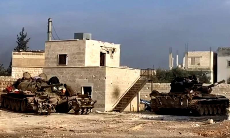 Có một thời, Quân đội Syria chiếm vị trí thứ sáu trên thế giới về số lượng xe tăng, nhưng số lượng xe tăng của Quân đội Syria đã bị tổn hao nghiêm trọng trong cuộc nội chiến; tuy nhiên xe tăng tiếp tục đóng một vai trò rất quan trọng trong cuộc chiến tại Syria. Nhờ sức mạnh của xe tăng, các đơn vị quân đội Chính phủ Syria dễ dàng vượt các loại chướng ngại vật mà các chiến binh xây dựng trên đường phố và khu dân cư ở các làng mạc; chi viện hỏa lực đắc lực cho lực lượng bộ binh chiến đấu, cũng như là những mũi thọc sâu hiệu quả.