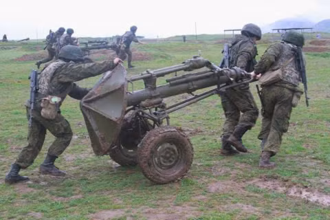 Loại súng cối tiên tiến nhất hiện đang được sử dụng để chống lại lực lượng phiến quân của Quân đội Syria là súng cối 120 mm 2B11; đây là loại súng cối có nguồn gốc do Liên Xô phát triển; tầm bắn tối đa là 7.100 m, tốc độ bắn tối đa đến 15 phát/ phút.