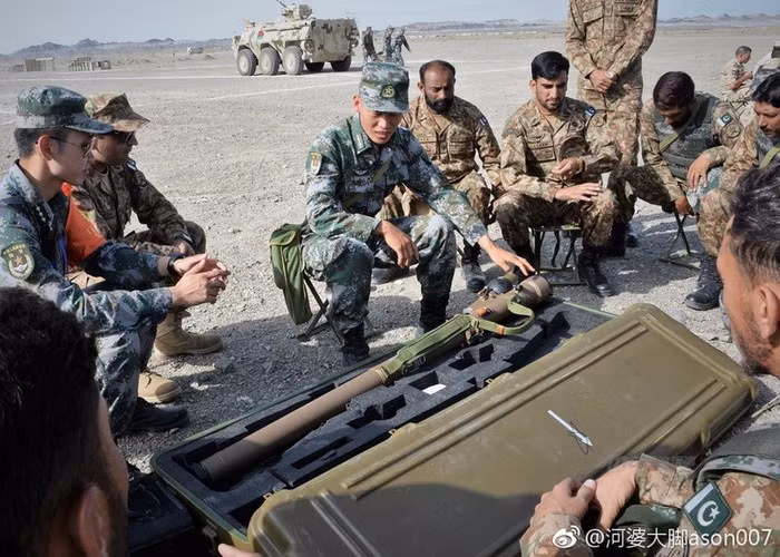 Hơn nữa, toàn bộ hệ thống khởi động rất nhanh, từ kết nối pin đến khởi động hệ thống chỉ 5 giây, đặc biệt phù hợp sử dụng cho bộ binh phục kích các mục tiêu trên không đột nhiên xuất hiện của đối phương.