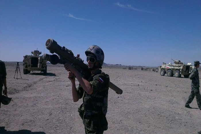 Hơn nữa, ống phóng của tên lửa kiêm luôn là ống bảo quản, đã được niêm phong trước khi rời nhà máy; thông thường, sẽ không cần duy tu bảo dưỡng bổ sung. Ống phóng có thể bỏ sau khi phóng, và xạ thủ có thể di chuyển ngay lập tức để tránh bộc lộ mục tiêu.