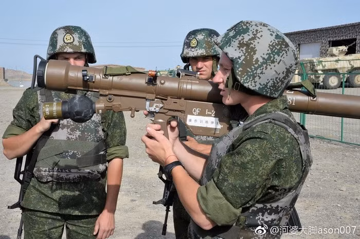 Khác với tên lửa Stinger của Mỹ, QW-2 sử dụng khí nén để đẩy tên lửa khỏi ống phóng tới một khoảng cách nhất định, khi đó động cơ tên lửa mới được kích hoạt, do đó có thể tránh được thương vong cho xạ thủ và có thể khai hỏa ở những vị trí kín.