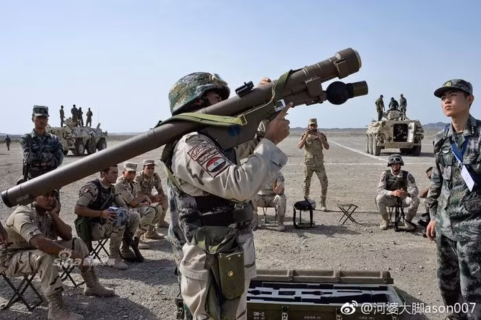 Tên lửa Stinger của Mỹ thì lại trực tiếp điểm hỏa trong ống phóng, do đó tạo ra một luồng phụt lớn ở đuôi ống phóng. Khi sử dụng Stinger, cần phải đảm bảo rằng không có chướng ngại vật phía sau xạ thủ, đặc biệt là không thể sử dụng trong không gian kín, nếu không luồng phụt từ đuôi tên lửa có thể dễ dàng thiêu cháy xạ thủ.