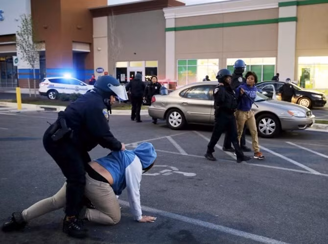 Trong những ngày gần đây, đường phố ở Baltimore đã nổ ra các vụ bạo loạn được châm ngòi bởi sự giận dữ của người dân trước cái chết của nam công dân da màu Freddie Gray. Anh ta đã bị chấn thương cột sống và đã chết trong quá trình bị cảnh sát giam giữ.