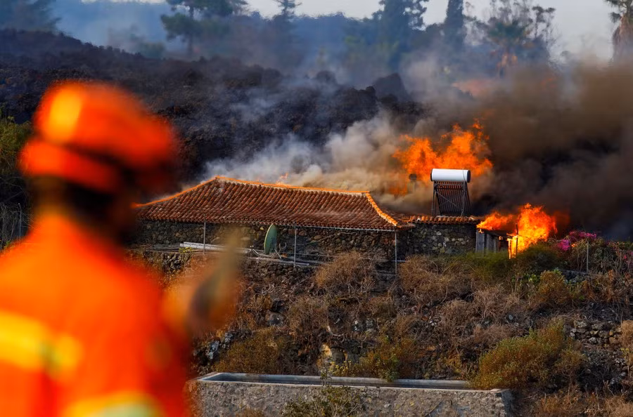 Được biết, đây là lần đầu núi lửa Cumbre Vieja trên quần đảo Canary của Tây Ban Nha thức giấc sau 50 năm. Lần gần nhất núi lửa phun trào trên đảo La Palma là vào năm 1971.