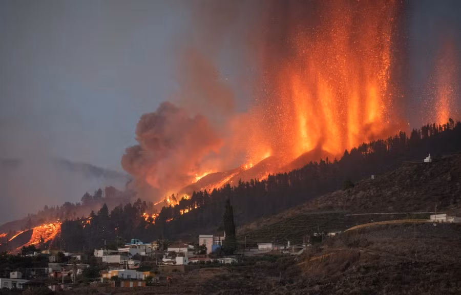 Núi lửa Tây Ban Nha “thức giấc”, dung nham tràn xuống phố Nui lua Tay Ban Nha “thuc giac”, dung nham tran xuong pho