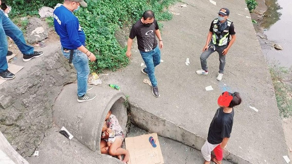 Giai cuu be so sinh 1 thang tuoi ngu trong duong ong nuoc-Hinh-2