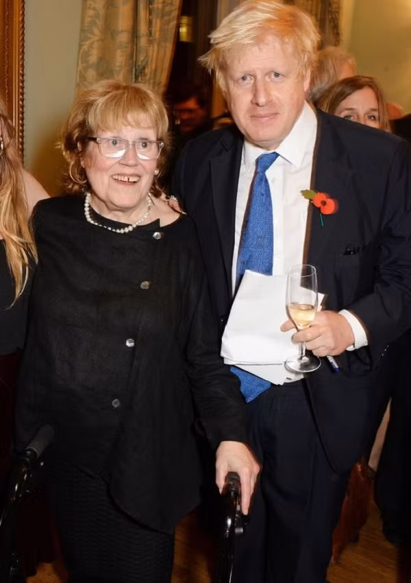 Sau sự ra đi đột ngột của bà Charlotte, gia đình Thủ tướng Anh đã nhận được những lời chia buồn từ các thành viên trong quốc hội trên mạng xã hội. Ảnh: Express.co.uk