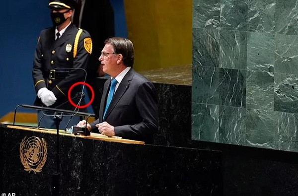 So COVID-19, lanh dao the gioi deo “bao” cho micro khi phat bieu-Hinh-3