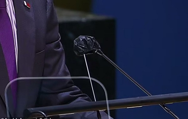 So COVID-19, lanh dao the gioi deo “bao” cho micro khi phat bieu-Hinh-2