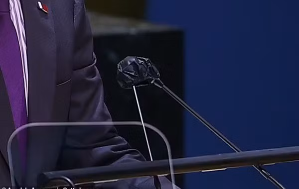 So COVID-19, lanh dao the gioi deo “bao” cho micro khi phat bieu-Hinh-2