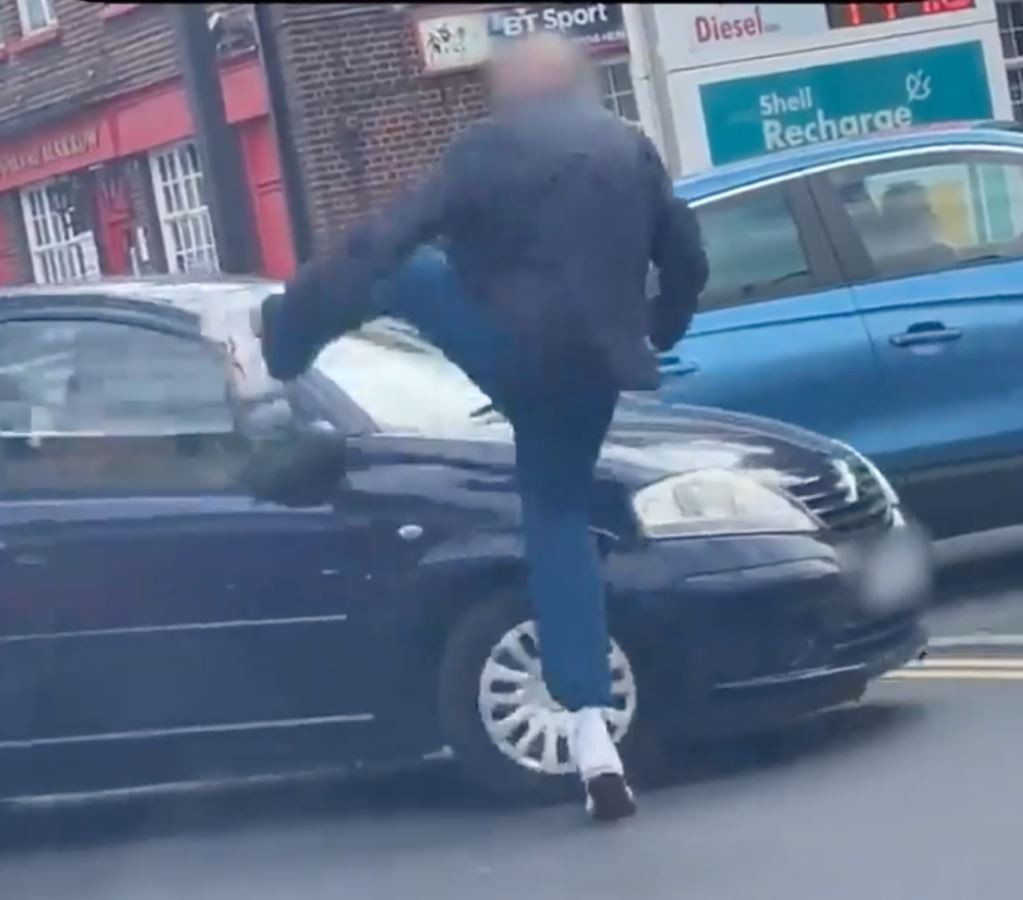 Khung hoang thieu xang: Nguoi Anh rut dao tranh nhau mua xang-Hinh-2