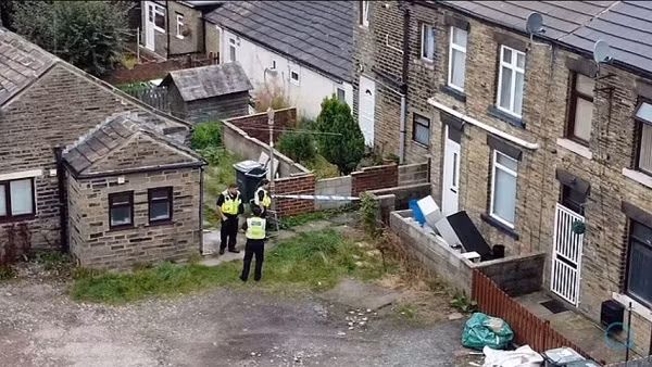 Cảnh sát đứng gác tại lối vào phía sau của con hẻm nơi xảy ra vụ việc. Ảnh: dailymail