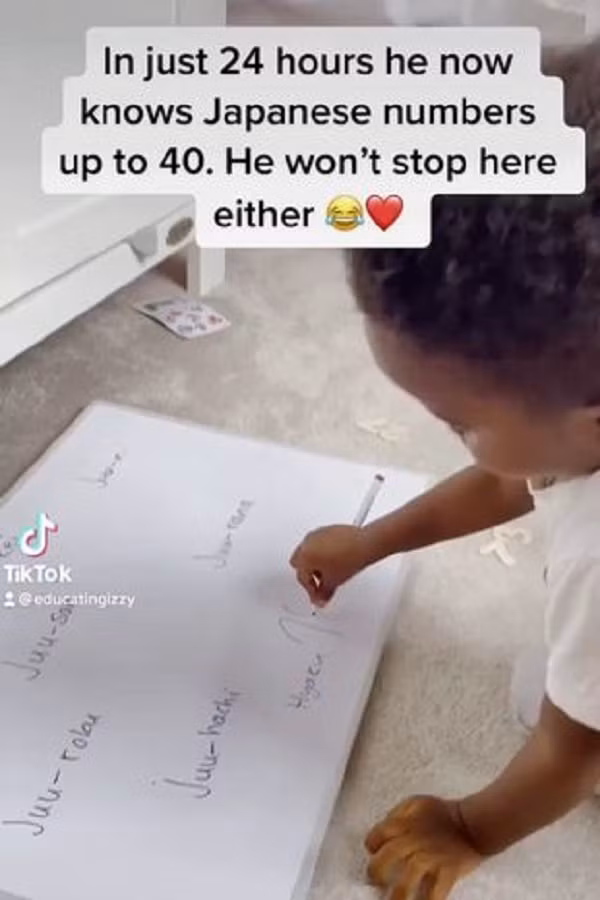 Thien tai 2 tuoi doc thong viet thao hoc ngoai ngu trong 1 ngay-Hinh-2