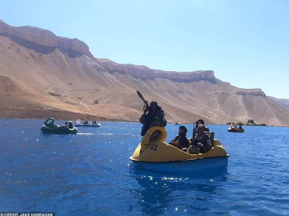 Những khoảnh khắc này được ghi lại tại công viên quốc gia Band-e Amir ở tỉnh Bamyan, miền trung Afghanistan. Đây là thắng cảnh nổi tiếng nằm dưới dãy núi Hindu Kush, từng là “điểm nóng du lịch” của địa phương cũng như du khách quốc tế.