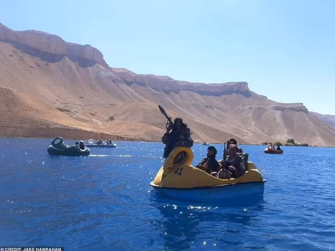 Những khoảnh khắc này được ghi lại tại công viên quốc gia Band-e Amir ở tỉnh Bamyan, miền trung Afghanistan. Đây là thắng cảnh nổi tiếng nằm dưới dãy núi Hindu Kush, từng là “điểm nóng du lịch” của địa phương cũng như du khách quốc tế.