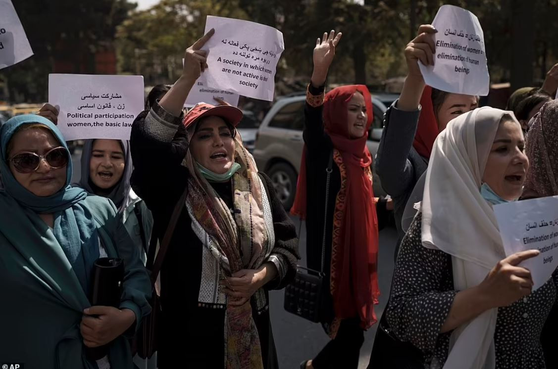 Hoạt động biểu tình diễn ra chỉ một tháng sau khi Taliban tái chiếm Kabul. Mới đây nhất, video được đăng lên mạng xã hội cho thấy các nữ nhân viên của Bộ Phụ nữ Afghanistan biểu tình bên ngoài sau khi bị mất việc làm.