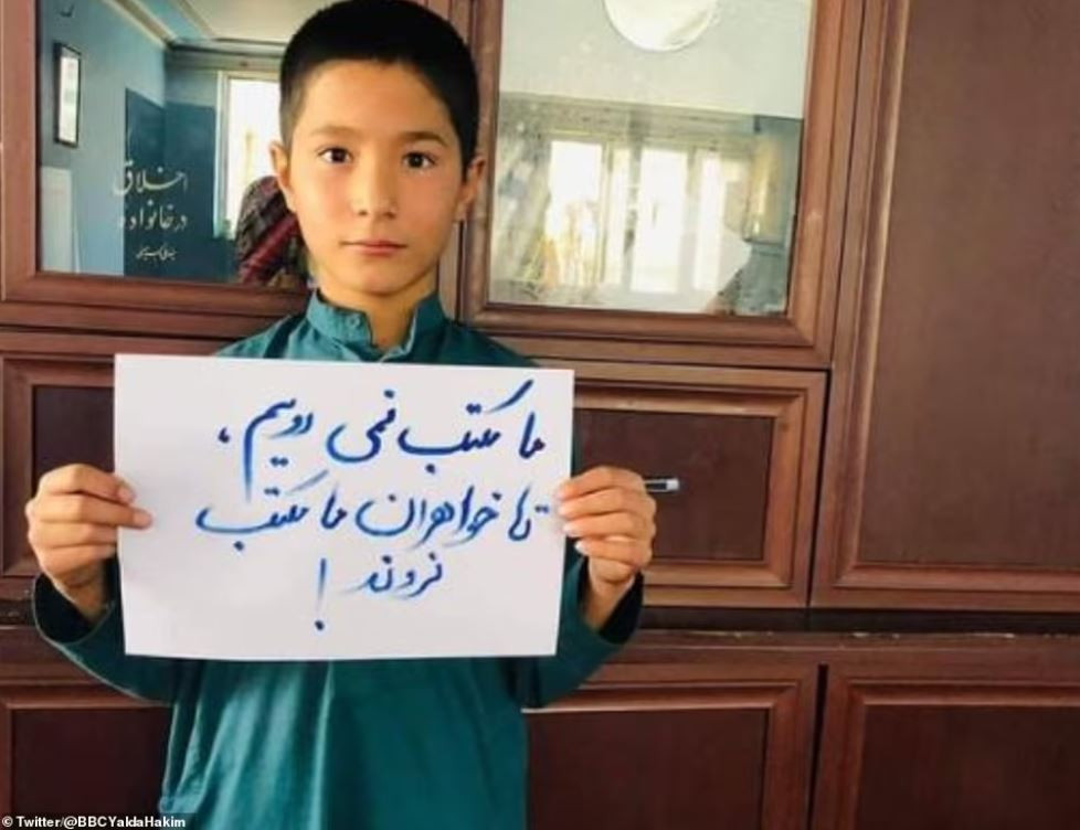 Một số nam sinh cũng từ chối quay trở lại lớp học. Hình ảnh một cậu bé chụp cùng tấm giấy có nội dung: “Chúng tôi sẽ không đến trường nếu không có chị em gái đi cùng” đã nhận được sự ủng hộ của phần lớn người dân Afghanistan.