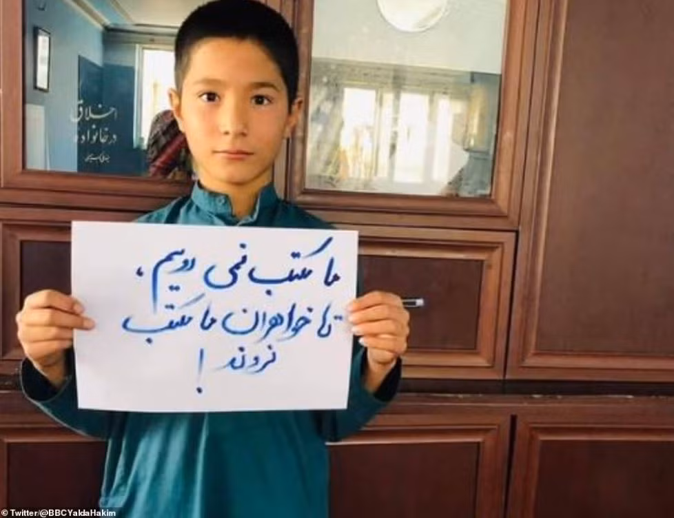 Một số nam sinh cũng từ chối quay trở lại lớp học. Hình ảnh một cậu bé chụp cùng tấm giấy có nội dung: “Chúng tôi sẽ không đến trường nếu không có chị em gái đi cùng” đã nhận được sự ủng hộ của phần lớn người dân Afghanistan.