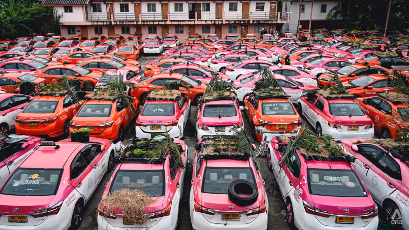 Ông Thapakorn cho biết, hiện nay nhiều người không đủ khả năng trang trải chi phí hàng ngày cho các phương tiện, ngay cả khi khoản phí đã giảm một nửa xuống còn 300 baht (9,09 USD). Vậy là các tài xế chấp nhận thất nghiệp trở về nhà ở vùng nông thôn, để lại những chiếc xe màu sắc chỉ còn là một hàng dài nằm im lìm. Ảnh: CNA