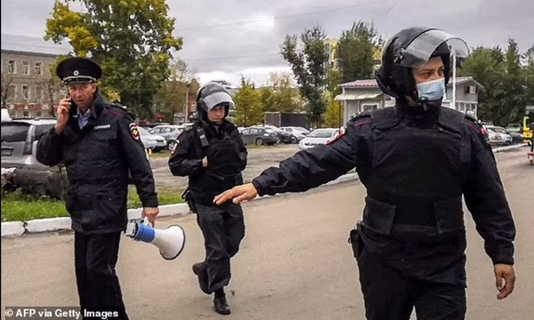 Cuộc xả súng tại trường đại học ở Nga chỉ chấm dứt khi tay súng bị cảnh sát khống chế. Một số báo cáo cho hay kẻ này bị thương trong lúc đọ súng với cảnh sát và đã không qua khỏi vì vết thương quá nặng. Ảnh: dailymail