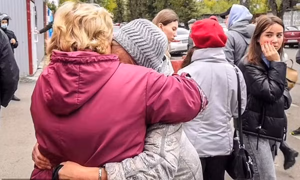 Ngay sau vụ xả súng ở trường đại học Nga, Tổng thống Nga Vladimir Putin bày tỏ lời chia buồn chân thành tới gia đình nạn nhân thiệt mạng. Bộ trưởng y tế và khoa học đã được lệnh tới Perm để phối hợp hỗ trợ các nạn nhân.