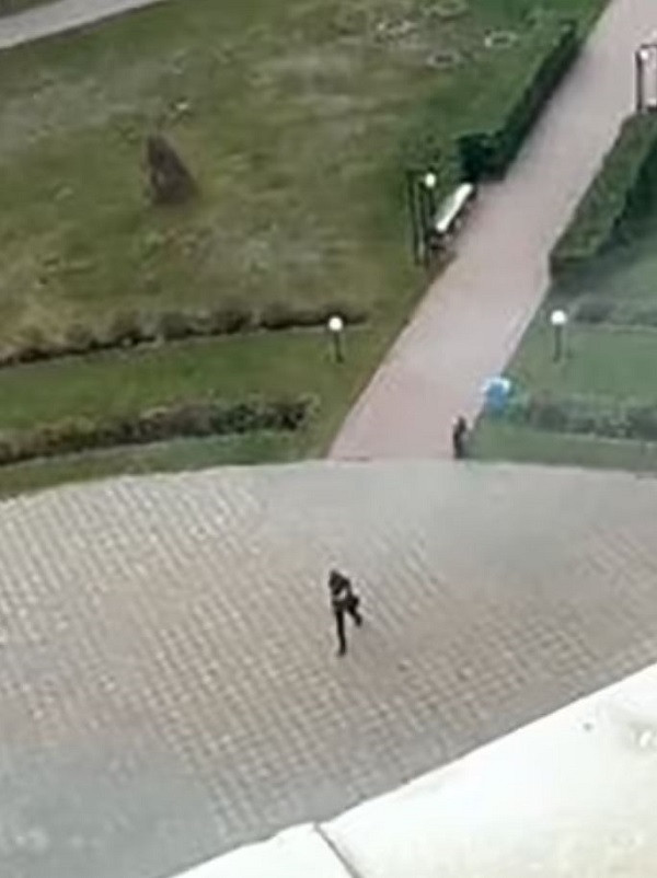 Một nhân chứng khác là bạn cùng lớp của tay súng khủng bố cho biết hắn khá khó gần, có ít bạn bè và đặc biệt có sở thích về vũ khí và chiến tranh.