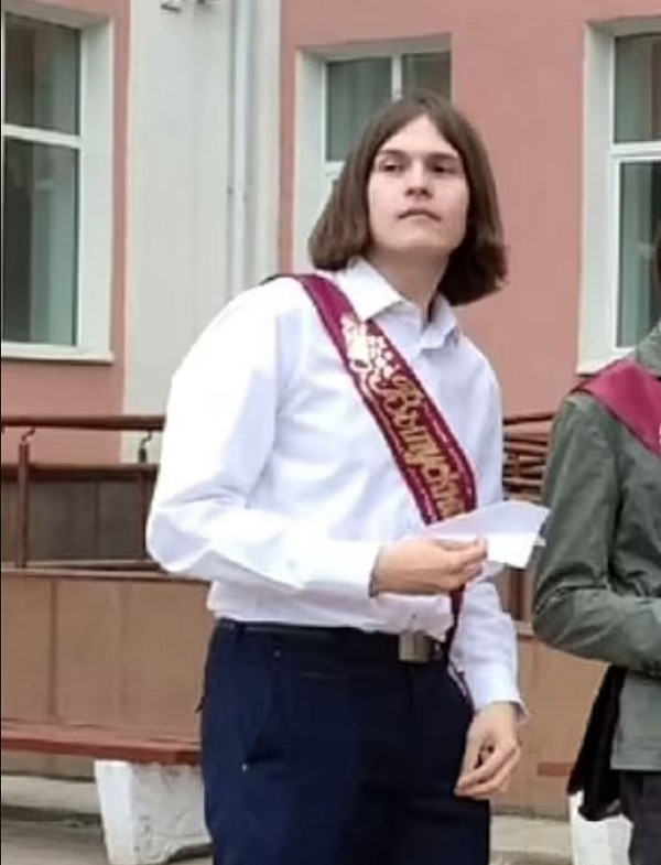 Ủy ban Điều tra Nga cho biết kẻ xả súng được xác định là một sinh viên của trường này có tên Timur Bekmansurov, 18 tuổi. Tên này theo học Khoa Luật và mới nhập học trường đại học bang Perm được 10 ngày.