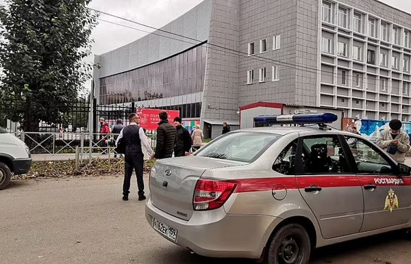 Vào ngày xảy ra vụ việc, Tổng thống Nga Putin đã kêu gọi xem xét lại luật kiểm soát súng tại nước này. Nguồn ảnh: Dailymail.