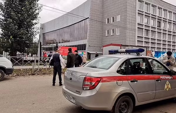 Vào ngày xảy ra vụ việc, Tổng thống Nga Putin đã kêu gọi xem xét lại luật kiểm soát súng tại nước này. Nguồn ảnh: Dailymail.