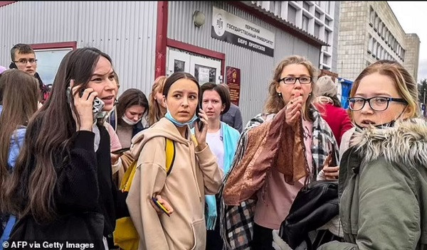 Trả lời phỏng vấn truyền thông, Semyon Karyakin, sinh viên trường Đại học Quốc gia Perm từng trải qua giây phút kinh hoàng của vụ xả súng vẫn chưa hết bàng hoàng: “Khi ấy có khoảng 60 người trong lớp học. Chúng tôi đã khóa trái cửa và chặn lại bằng ghế. Tất cả chúng tôi đều sợ hãi”.