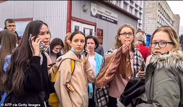 Trả lời phỏng vấn truyền thông, Semyon Karyakin, sinh viên trường Đại học Quốc gia Perm từng trải qua giây phút kinh hoàng của vụ xả súng vẫn chưa hết bàng hoàng: “Khi ấy có khoảng 60 người trong lớp học. Chúng tôi đã khóa trái cửa và chặn lại bằng ghế. Tất cả chúng tôi đều sợ hãi”.