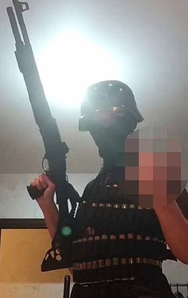 Bekmansurov đã từng đề cập đến động cơ gây án trong một bài đăng trên mạng xã hội. Hắn cho biết bản thân “thích gây đau đớn cho người khác” và khẳng định “Chỉ một vài người xứng đáng được sống. Tôi sẽ làm mọi cách để giết càng nhiều người càng tốt”. Kèm theo đó là bức ảnh chụp hắn ta tạo dáng với súng trường, mũ bảo hộ đầy khiêu khích.