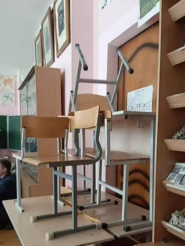 Tài khoản mạng xã hội của trường cảnh báo tất cả những người đang có mặt tại trường đại học phải rời đi ngay lập tức, hoặc khóa trái cửa trong phòng học