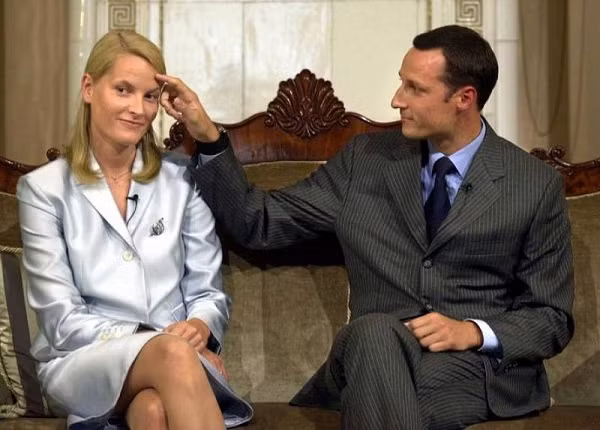 Sau lời thú nhận của Mette-Marit, truyền thông và người dân Na Uy thay đổi đáng kể những định kiến về bạn gái Thái tử Haakon. Phần lớn họ đồng cảm với quá khứ, ca ngợi sự dũng cảm của cô gái này. Ảnh: BBC