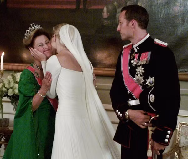 Những điều trên càng khiến hầu hết người dân bàn tán và phản đối về đám cưới hoàng gia đặc biệt của Thái tử Haakon và Mette-Marit. Tuy nhiên, cha mẹ của Thái tử Haakon sau đó ủng hộ mối quan hệ này. Hoàng hậu Sonja Haraldsen thừa nhận từng thấy kỳ lạ khi con trai bà muốn kết hôn với một phụ nữ đơn thân, “nhưng khi quen cô ấy, tôi không thấy điều đó là vấn đề”. Ảnh: Pinterest