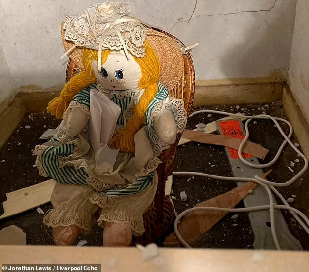 Anh Jonathan đã không khỏi sốc khi đọc được lời nhắn lạnh gáy. Nội dung trên tờ giấy cho biết, vì “ngứa mắt” với những người chủ sở hữu ngôi nhà từ năm 1961 mà con búp bê đã sát hại cả gia đình. Ảnh: Dailymail