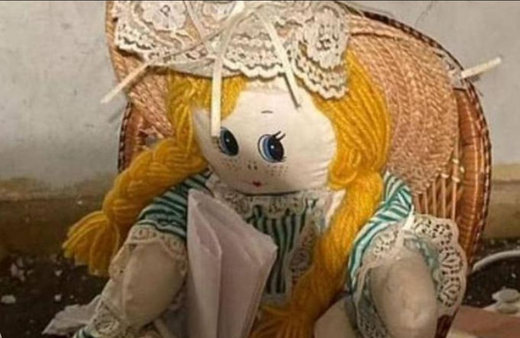 Jonathan đã chia sẻ câu chuyện mà mình gặp phải lên mạng xã hội. “Khoảng trống bên dưới cầu thang đã được trát vữa lên, nhưng có một sợi dây điện lộ ra nên tôi đã đập bức tường thạch cao để xem có gì. Qua một cái lỗ to bằng nắm tay, tôi soi đèn và phát hiện con búp bê rách rưới đang ngồi đó”. Ảnh: MSN