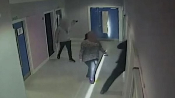 Được biết, nạn nhân bị bạo hành trên mắc chứng bệnh tự kỷ nặng. Cơ thể và cân nặng của em kém phát triển hơn nhiều so với những người bạn cùng tuổi, còn nhận thức chỉ như một đứa trẻ 5 tuổi. Cậu bé đã bị chấn thương đầu gối và gặp vấn đề về tâm lý sau khi bị sĩ quan cảnh sát đánh đập dã man. Ảnh: dailymail