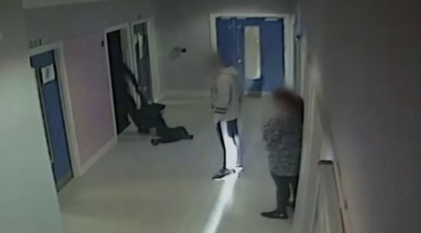 Christopher Cruise sau đó đã bị kết tội hành hung trẻ em, nhưng không phải ngồi tù do nghỉ hưu trước khi quá trình điều tra kỷ luật kết thúc. Cruise chỉ bị phạt 800 bảng Anh và bồi thường về kinh tế cho nạn nhân. Ảnh: dailymail